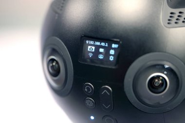 Moskova, Rusya. 10 Eylül 2018. Sanal gerçeklik kamera. 360 kamera Vr insta360 çalışmalarında. 