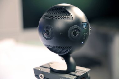 Moskova, Rusya. 10 Eylül 2018. Sanal gerçeklik kamera. 360 kamera Vr insta360 çalışmalarında. 