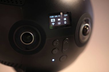 Moskova, Rusya. 10 Eylül 2018. Sanal gerçeklik kamera. 360 kamera Vr insta360 çalışmalarında. 