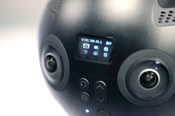 Moskova, Rusya. 10 Eylül 2018. Sanal gerçeklik kamera. 360 kamera Vr insta360 çalışmalarında. 
