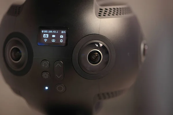 Moskova, Rusya. 10 Eylül 2018. Sanal gerçeklik kamera. 360 kamera Vr insta360 çalışmalarında. 