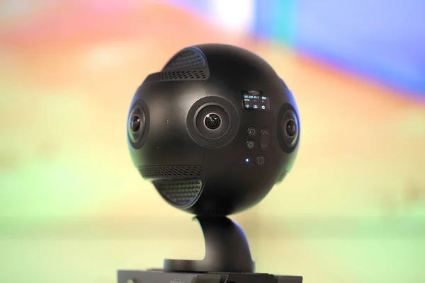 Moskova, Rusya. 10 Eylül 2018. Sanal gerçeklik kamera. 360 kamera Vr insta360 çalışmalarında. 