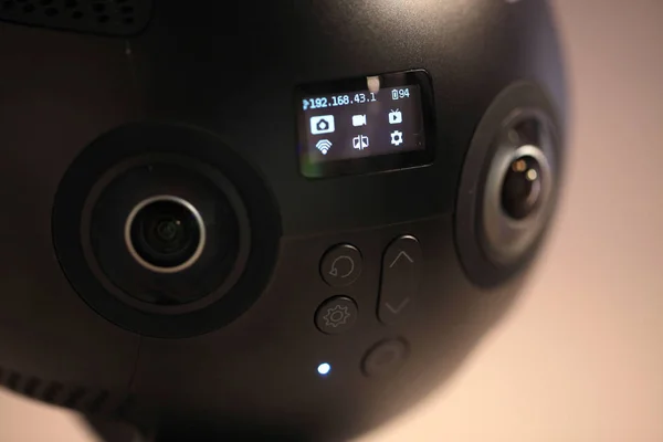Moskova, Rusya. 10 Eylül 2018. Sanal gerçeklik kamera. 360 kamera Vr insta360 çalışmalarında. 