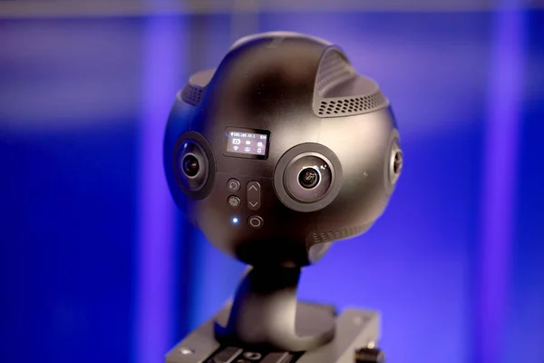 Moskova, Rusya. 10 Eylül 2018. Sanal gerçeklik kamera. 360 kamera Vr insta360 çalışmalarında. 