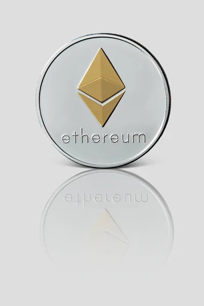 Monety Ethereum Błyszczącym Białym Tle Kryptowaluta Handel Koncepcja Blockchain — Zdjęcie stockowe