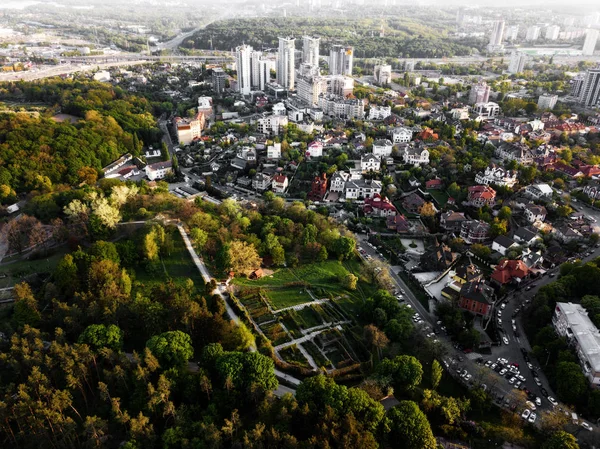 現代キエフ市と春 ウクライナの植物園の美しいビュー — ストック写真