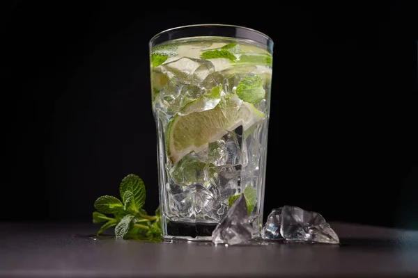 Verre Cocktail Mojito Glacé Ingrédients Feuilles Citron Vert Glace Menthe — Photo