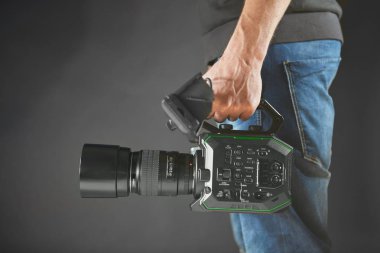 Kiev, Ukrayna - 22 Nisan 2018: profesyonel video adam el aleti Studio ile çalışma Video fotoğraf makinesi Panasonic Au-Eva1 operatör video kamera tutarak