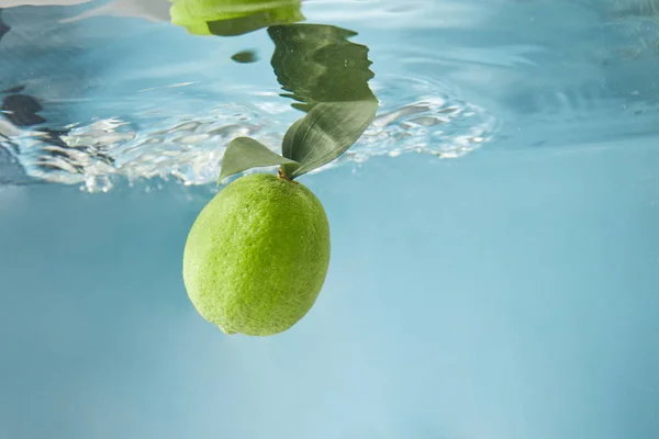 Färsk Mogen Lime Faller Vattnet — Stockfoto