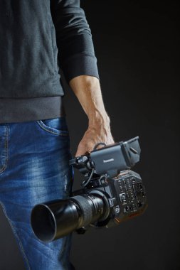Kiev, Ukrayna - 22 Nisan 2018: profesyonel video adam el aleti Studio ile çalışma Video fotoğraf makinesi Panasonic Au-Eva1 operatör video kamera tutarak
