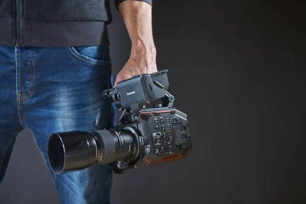 Kiev Ucrânia Abril 2018 Homem Vídeo Profissional Segurando Câmera Vídeo — Fotografia de Stock
