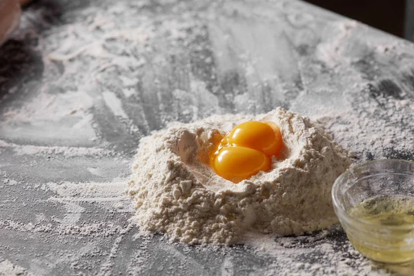 Dos Huevos Crudos Harina Blanca Preparación Para Amasar Masa —  Fotos de Stock