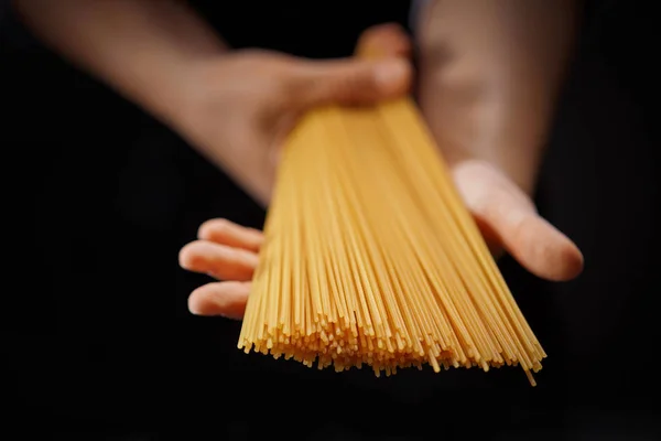 Ramo Espaguete Mãos Mulher Fundo Escuro Conceito Comida Italiana — Fotografia de Stock