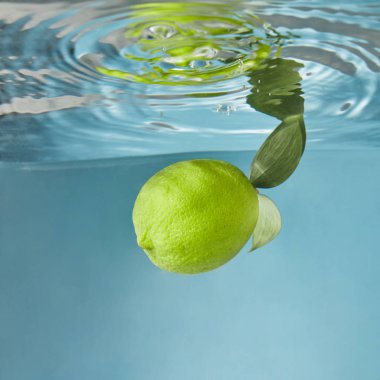 Sualtı düşen olgun limon 