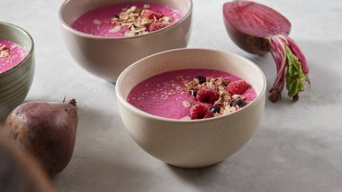 granola, pancar ve seramik kaseler, meyveleri ile güler yüzlü sağlıklı kahvaltı 