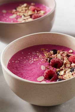 granola ve seramik kase çilek ile güler yüzlü sağlıklı kahvaltı 