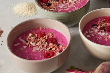 granola ve seramik kaseler, meyveleri ile güler yüzlü sağlıklı kahvaltı 