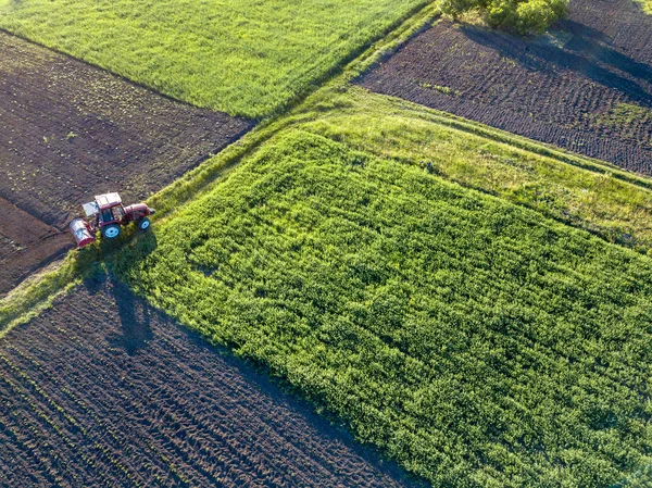 Pandangan Udara Traktor Bekerja Musim Panas Lapangan Pekerjaan Pertanian — Stok Foto