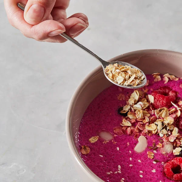 kadın beslenme yüzlü granola ve çilek, sağlıklı bir kahvaltı ile 