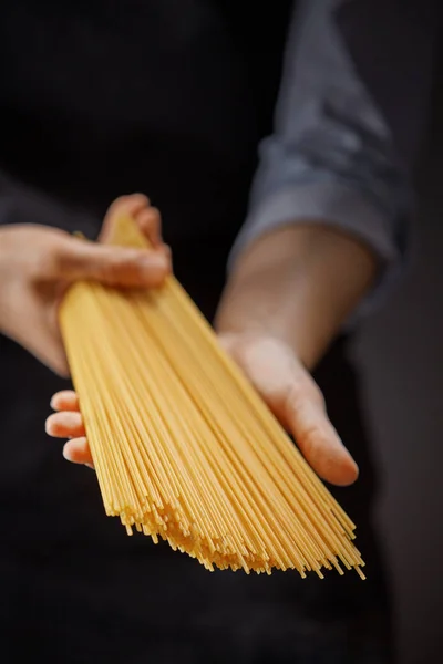 Ramo Espaguete Mãos Mulher Fundo Escuro Conceito Comida Italiana — Fotografia de Stock