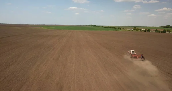 Vista Aérea Tractor Arando Campo Resorte — Foto de Stock