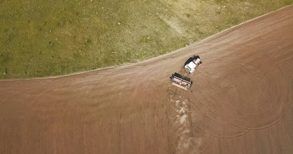 夏季农田联合收割机工作的鸟瞰图农业工作 — 图库照片