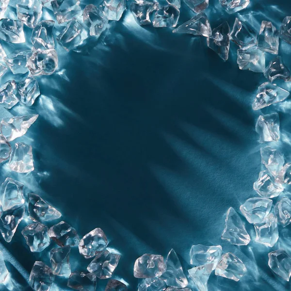 Marco Redondo Cubos Hielo Brillantes Sobre Fondo Azul — Foto de Stock