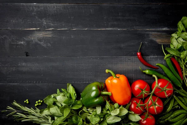 Zutaten Für Gesunden Salat Basilikum Chilischoten Paprika Kirschtomaten Auf Dunklem — Stockfoto