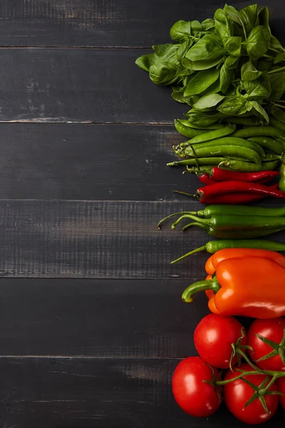 Ingredienser För Hälsosam Sallad Basilika Chilipeppar Paprika Körsbärstomater Mörk Trä — Stockfoto