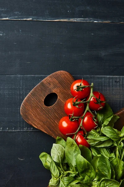 新鲜西红柿与罗勒和青豆 烹饪配料在木板上的黑暗背景与 Copyspace — 图库照片