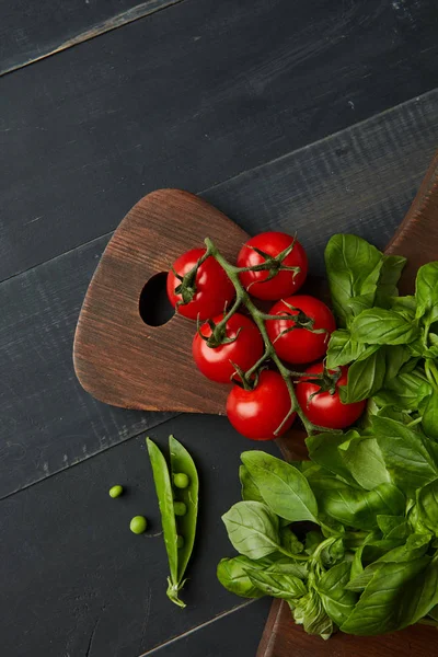 Frische Tomaten Mit Basilikum Und Grünen Erbsen Kochzutaten Auf Holzbrett — Stockfoto