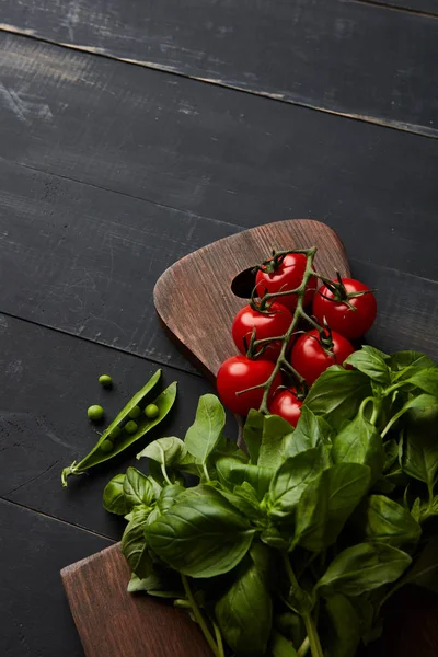 Färska Tomater Med Basilika Och Gröna Ärtor Matlagning Ingredienser Träskiva — Stockfoto