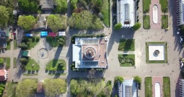 Havadan görünümü panoramik Kiev şehir. Sergi Merkezi pavyonlar ve mavi gökyüzü, Ukrayna karşı bahar öğleden sonra parkta bir sürü ile