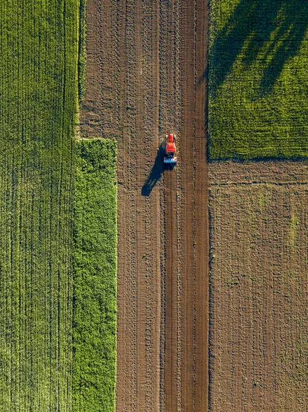 Vista Aerea Trattore Arare Campo Primavera — Foto Stock