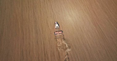 bahar tarlayı bir traktörün havadan görünümü