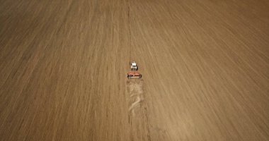 bahar tarlayı bir traktörün havadan görünümü