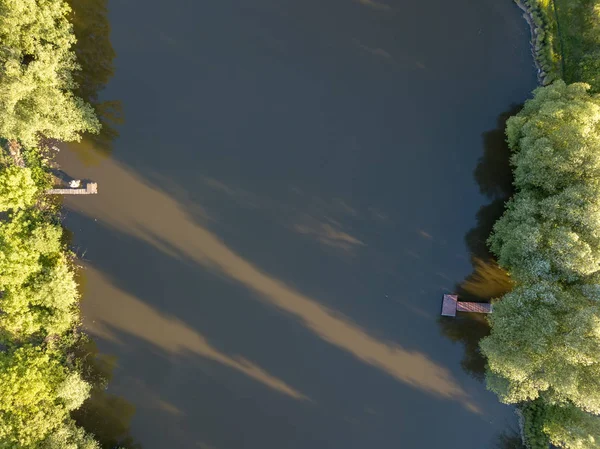 Vista Aérea Árvores Verdes Verão Lago Passarela Madeira — Fotografia de Stock