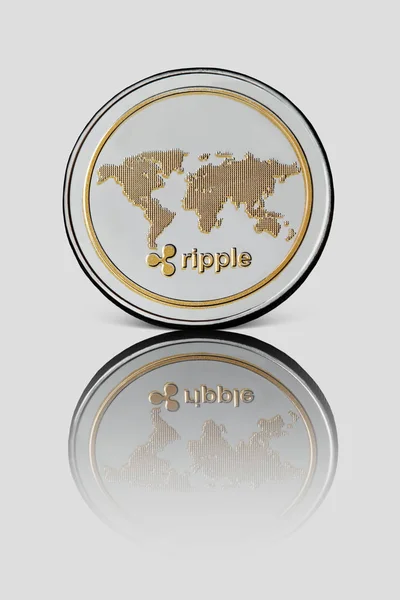 Moneda Ondulada Plata Con Mapa Del Mundo Sobre Fondo Gris — Foto de Stock