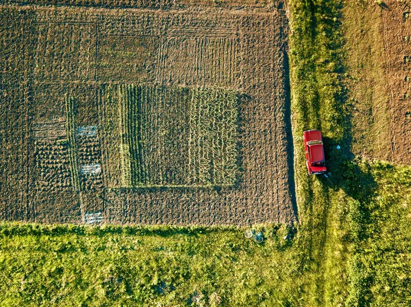 Kırmızı Araba Hava Görünümünü Yaz Field Yakınındaki Kırsal Yolda — Stok fotoğraf