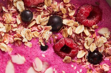 granola ve seramik kase çilek ile güler yüzlü sağlıklı kahvaltı 