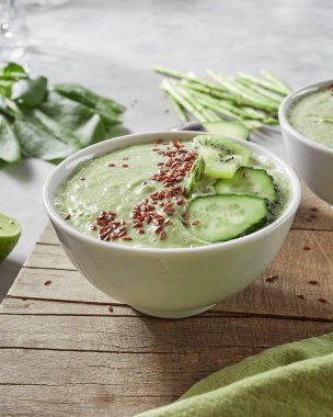 yeşil smoothie ıspanak, kivi, salatalık ve keten tohumu beton zemin üzerine yapılan ile kase