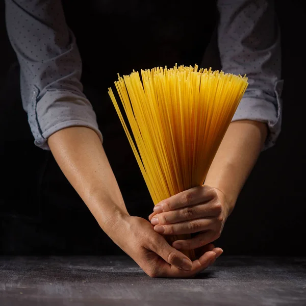 Bouquet Spaghettis Dans Les Mains Femme Sur Fond Sombre Concept — Photo