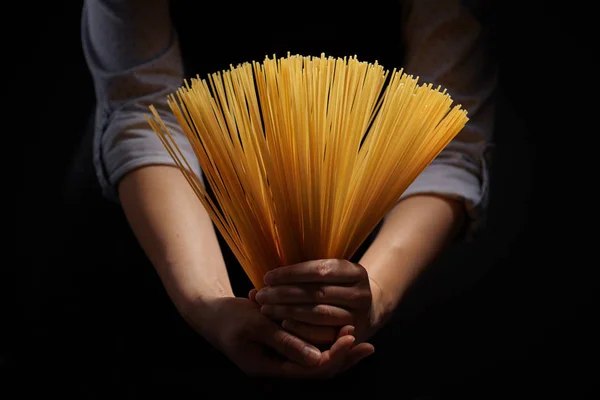 Ramo Espaguete Mãos Mulher Fundo Escuro Conceito Comida Italiana — Fotografia de Stock