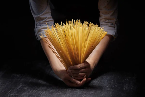 Ramo Espaguete Mãos Mulher Fundo Escuro Conceito Comida Italiana — Fotografia de Stock