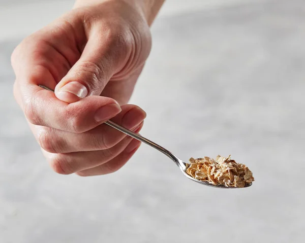 Mujer Sosteniendo Cuchara Con Copos Avena —  Fotos de Stock