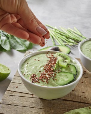 kadın keten tohumu kase ıspanak, kivi ve salatalık yapılmış Yeşil yüzlü ekleme.