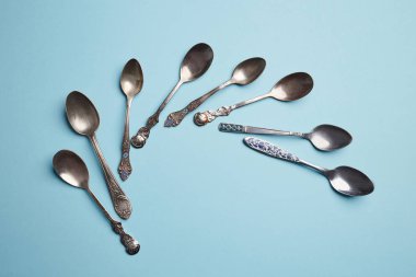 Metalik vintage kaşık üzerinde mavi arka plan sundu