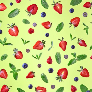 renkli desen nane yaprakları, çilek ve yeşil zemin üzerine yaban mersini