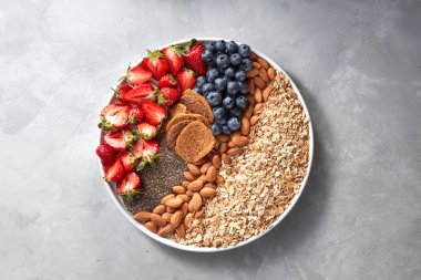 malzemeler, yulaf ezmesi, granola, badem, atıştırmalıklar, yaban mersini ve çilek kümesi 