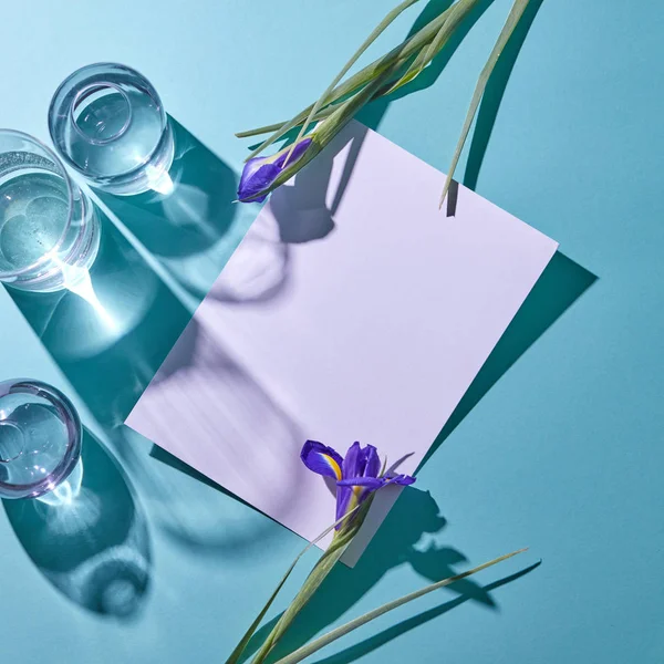 Postal Blanco Decorada Con Flores Violetas Sobre Fondo Azul — Foto de Stock